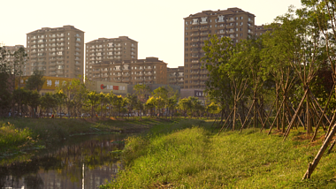 4K城市黄昏日落唯美美好建设河畔空镜头视频的预览图