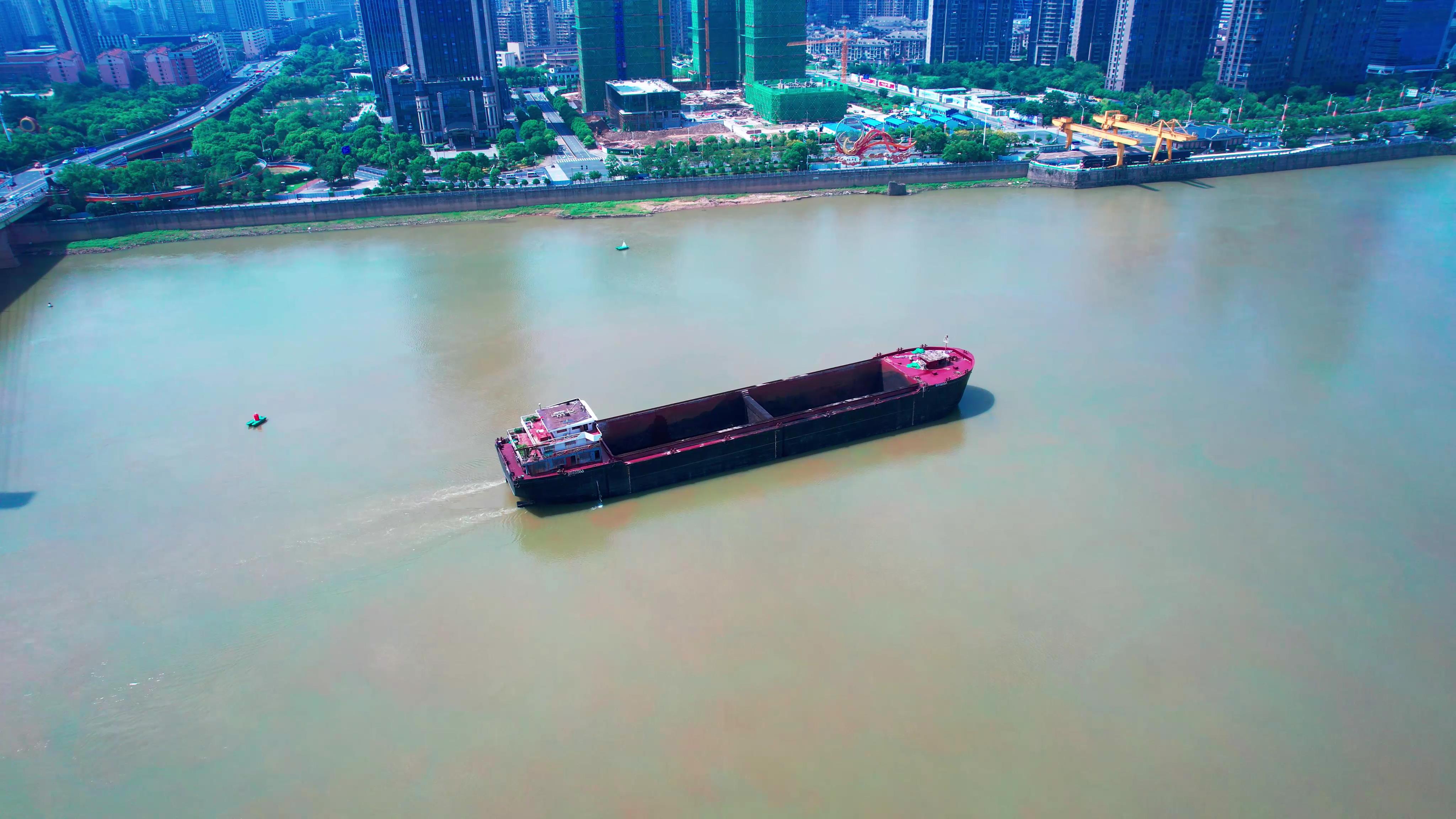 5.4k航拍赣江货运船物流运输视频的预览图