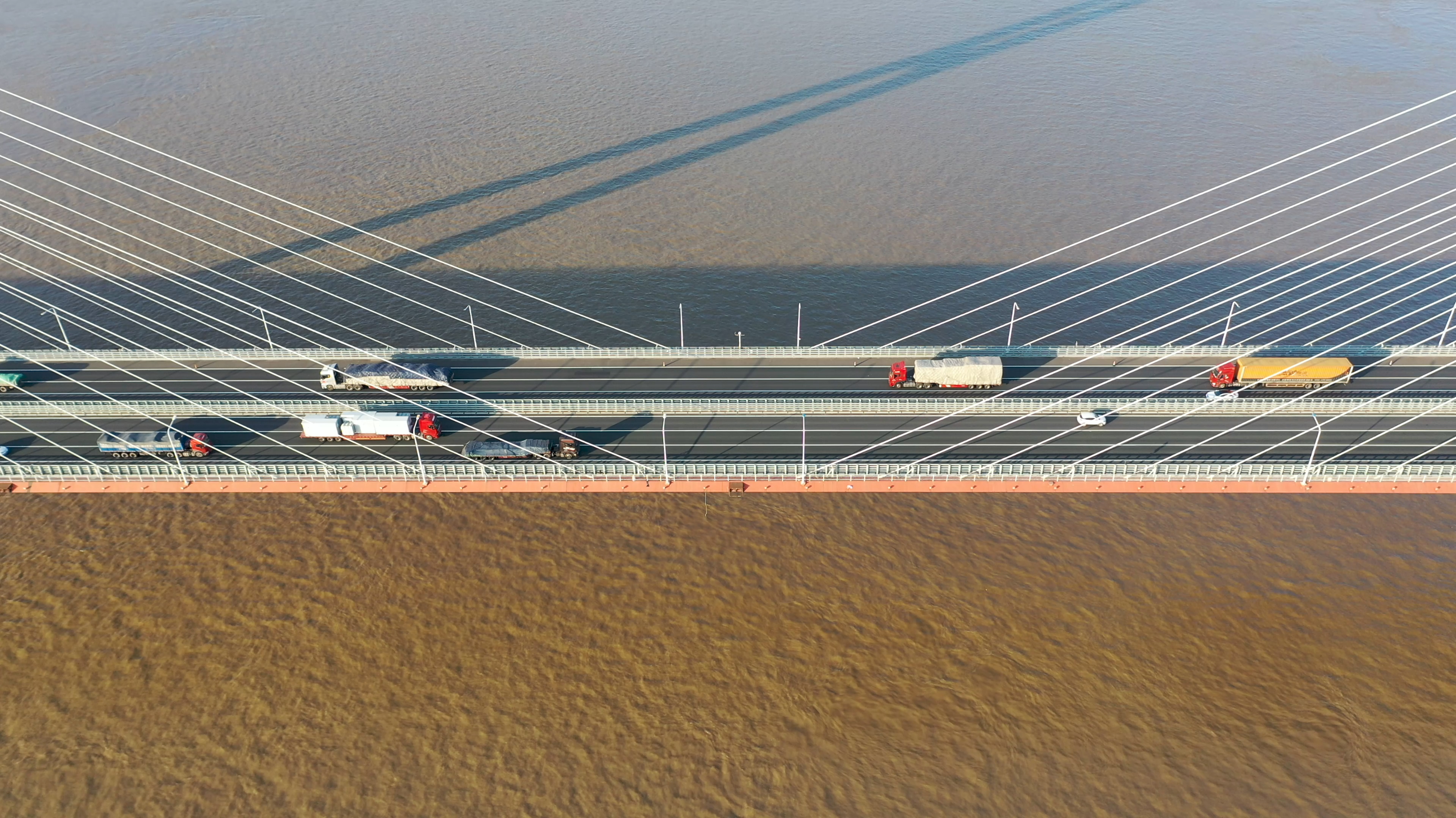 4K武汉城市建筑军山大桥车流实拍视频视频的预览图