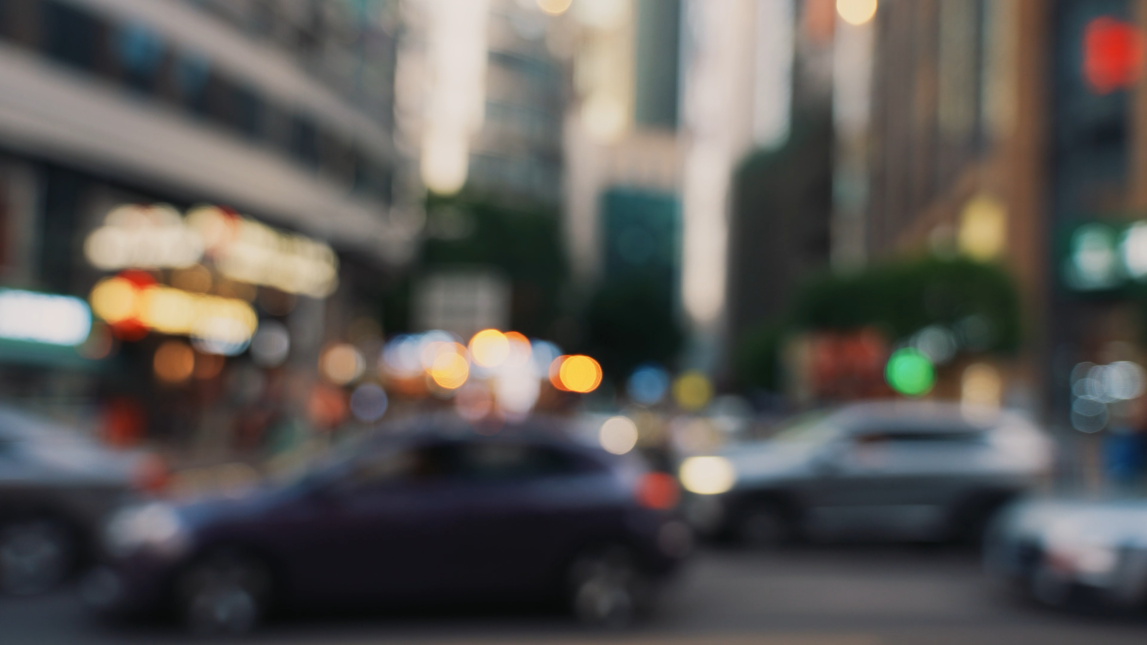 4k城市街道马路车流光斑虚化空镜意境视频的预览图
