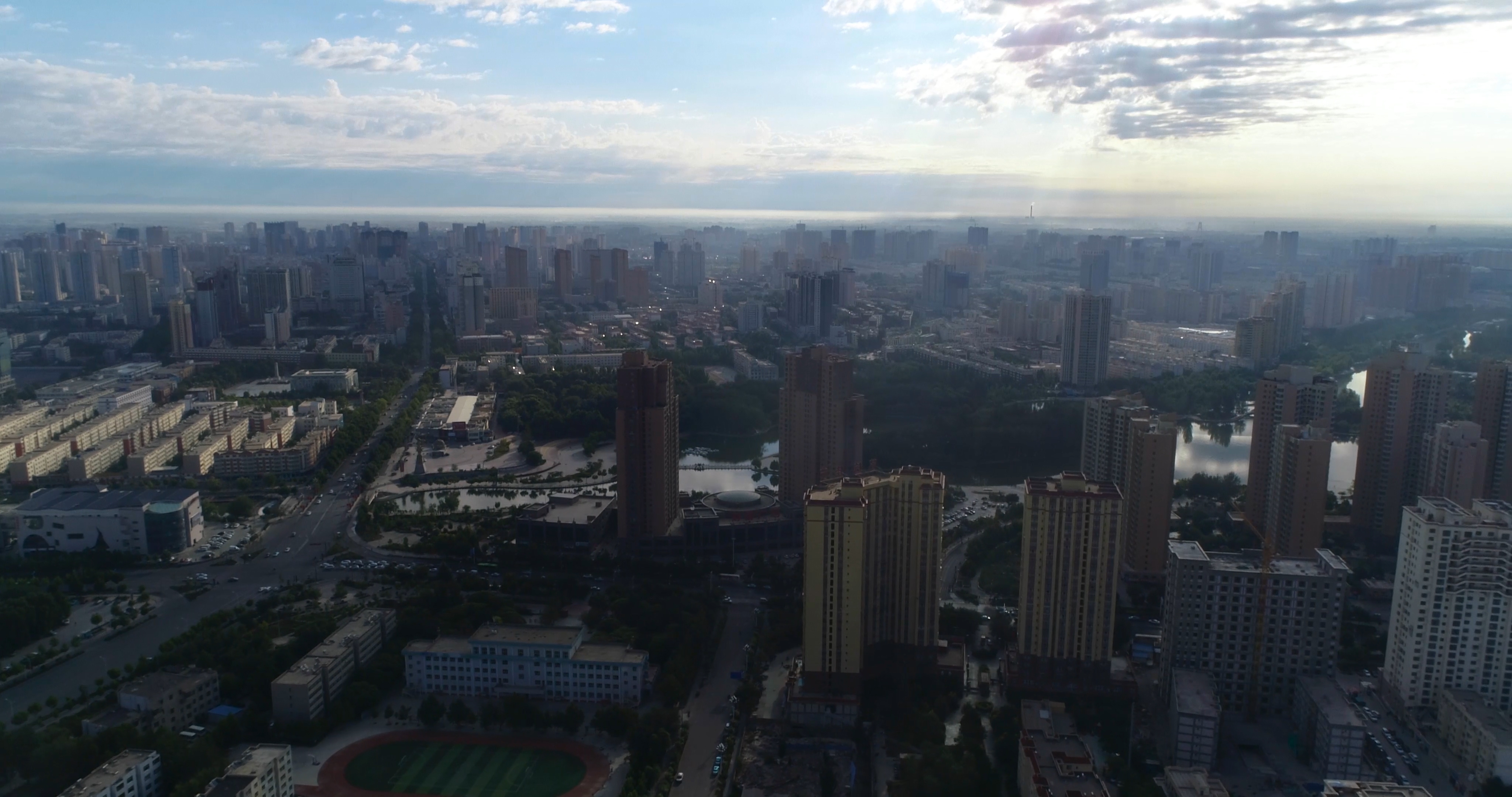 新疆阿克苏城市大景4K航拍视频的预览图