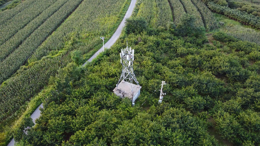 4K中国乡村手机信号基站通信塔空镜头视频的预览图