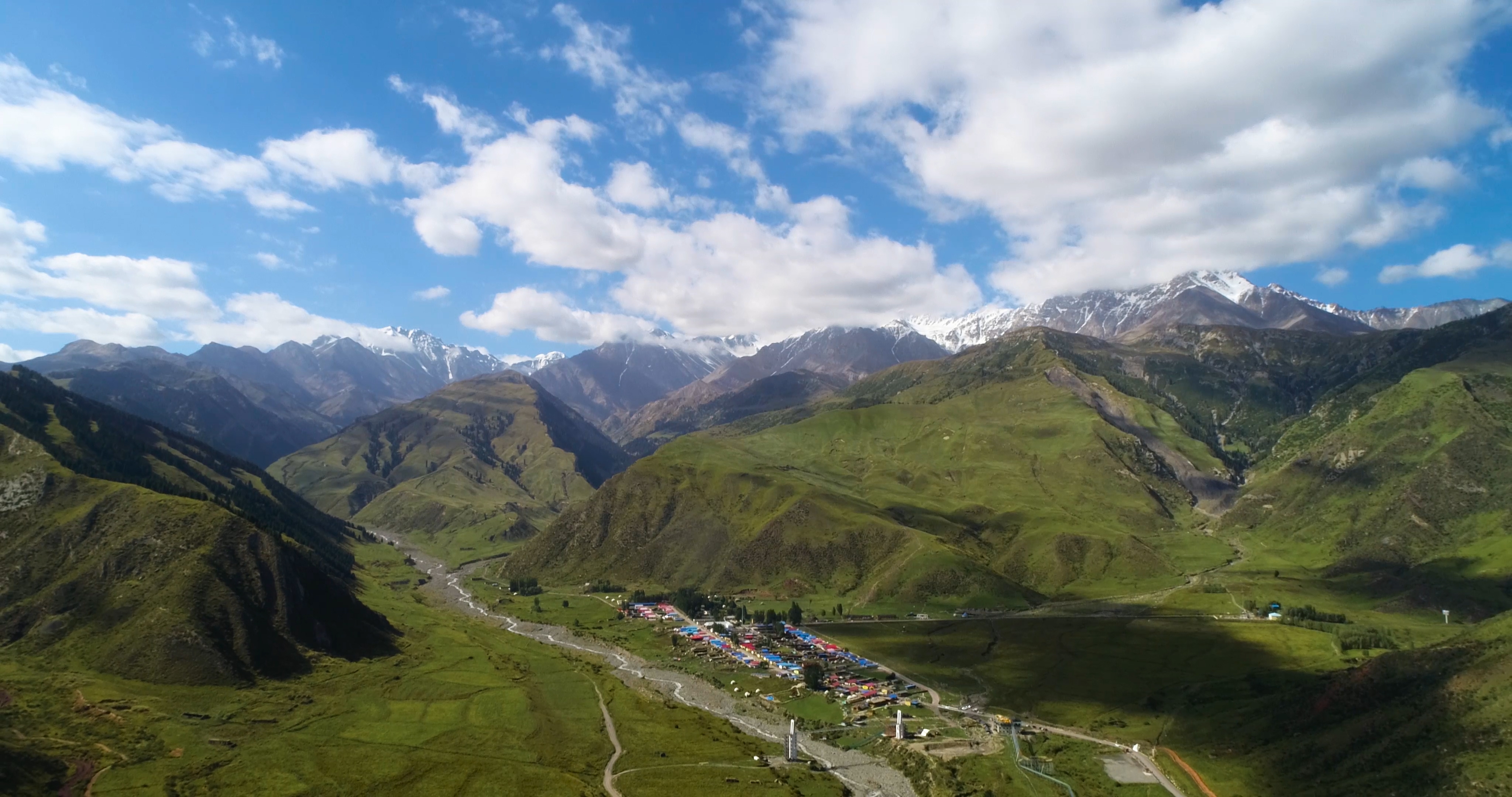 新疆天山脚下村庄4K航拍视频的预览图