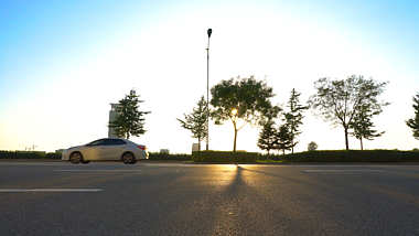 4K夕阳下干净公路意境树叶阳光车流空镜头视频的预览图