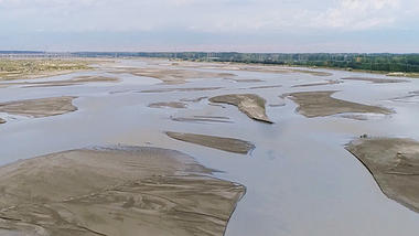 戈壁滩干枯的河床4K航拍视频的预览图