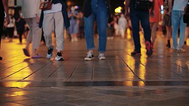 4k城市步行街夜晚人来人往人流脚步实拍视频的预览图