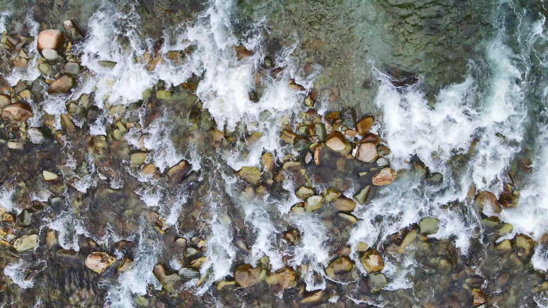 4K俯拍山间溪流流水自然风光视频的预览图