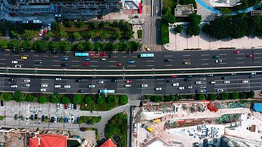 4k航拍俯拍城市街道马路密集行驶的汽车视频的预览图