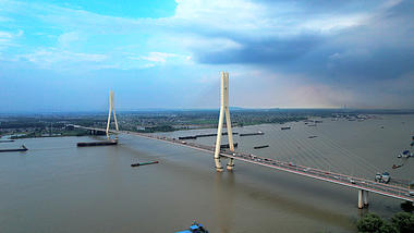 4K航拍江苏省南京市长江第二大桥雷雨云视频的预览图