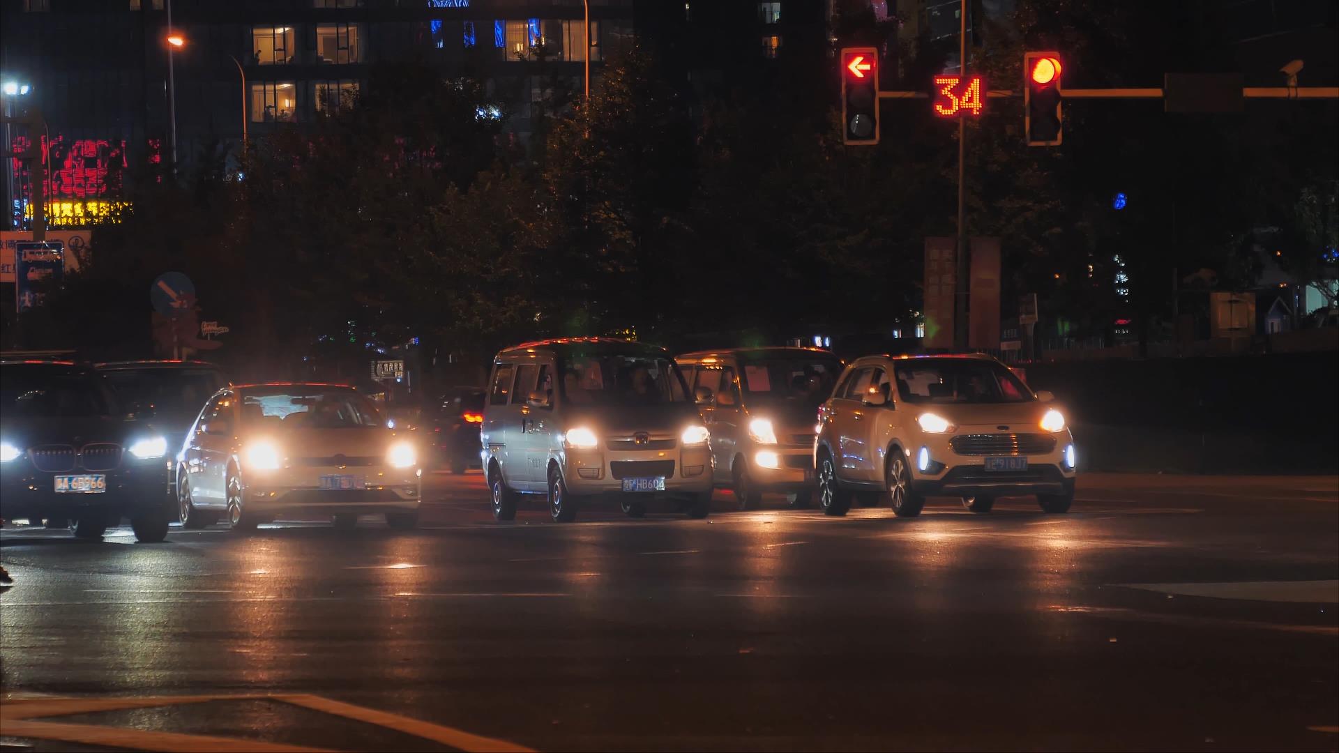 4K延时拍摄城市交通红绿灯车流车往夜景视频的预览图