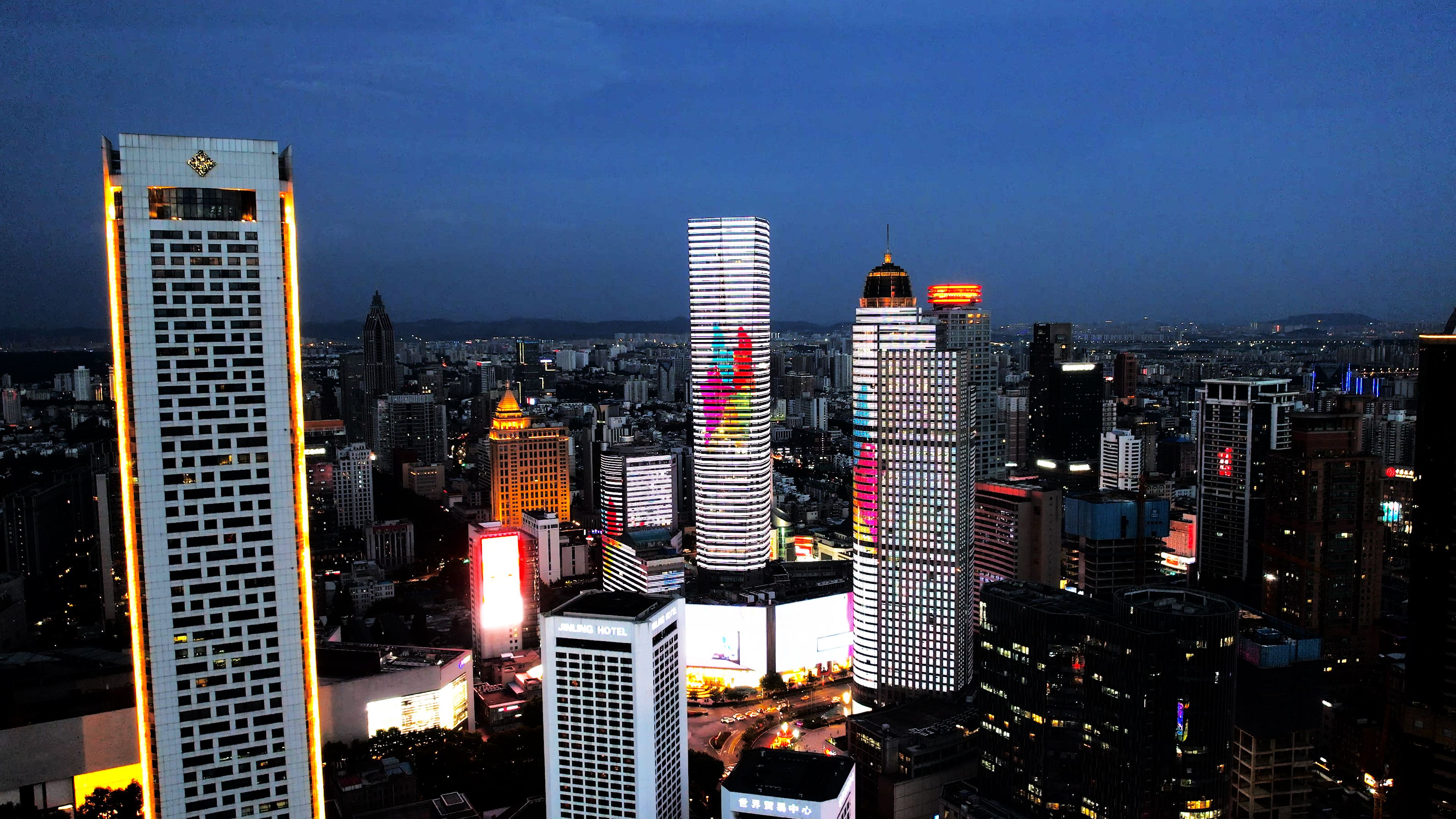 4K航拍南京新街口CBD商圈夜景视频的预览图