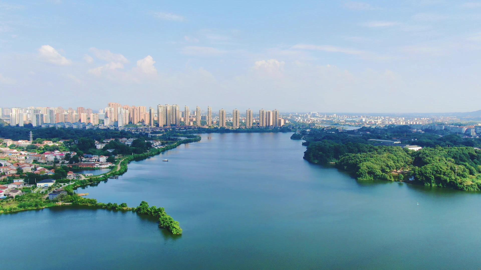 4K航拍湖南岳阳清澈湖面视频的预览图