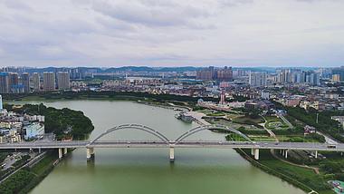 4K航拍广西南宁凌铁大桥交通视频视频的预览图