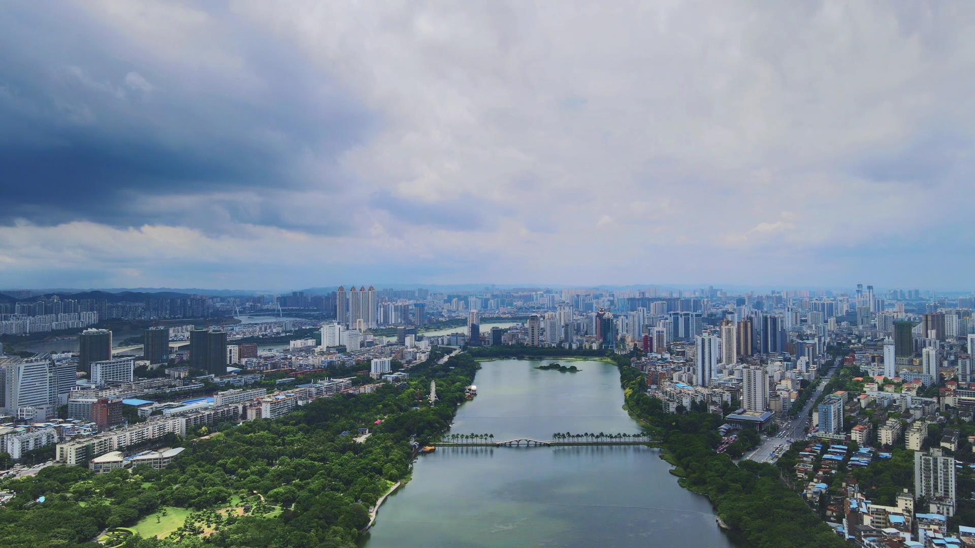 4K航拍广西南宁城市高楼视频的预览图