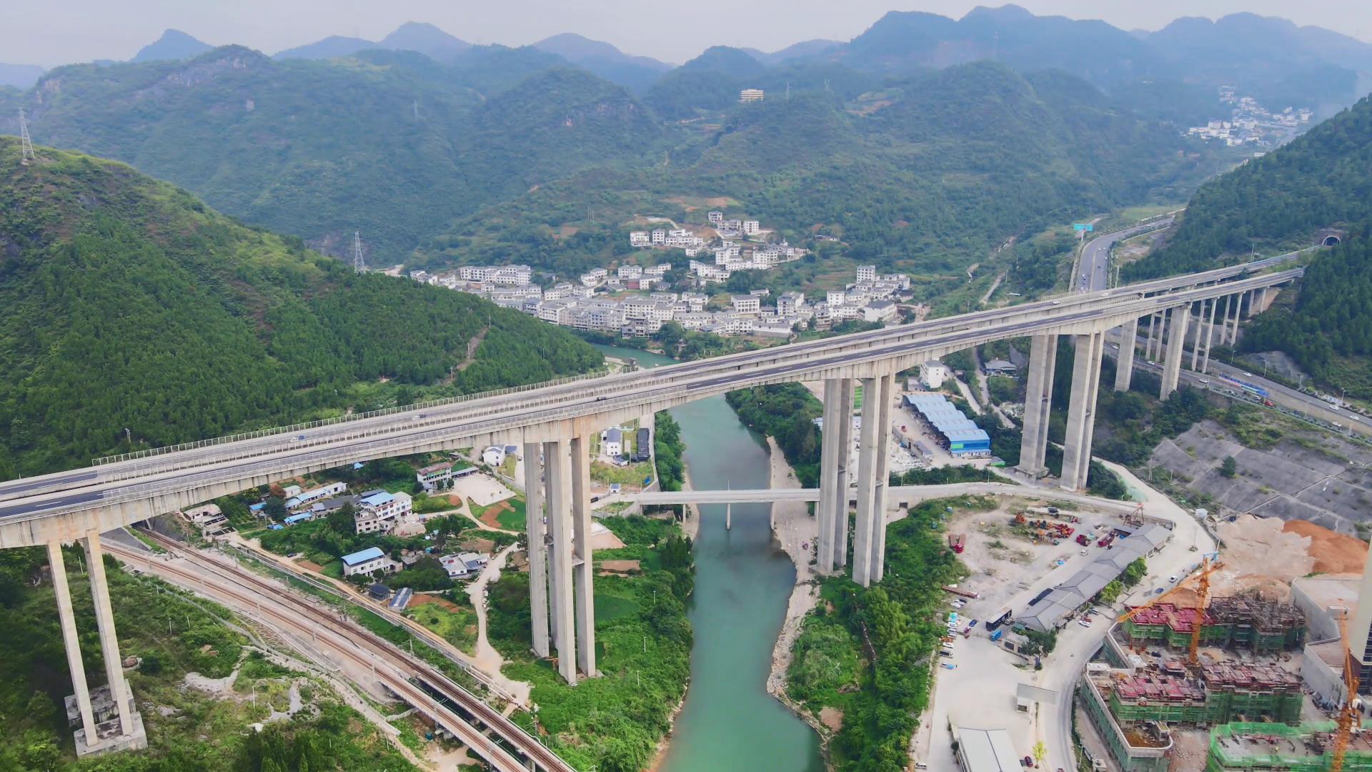 4K航拍高速路高架桥交通视频的预览图