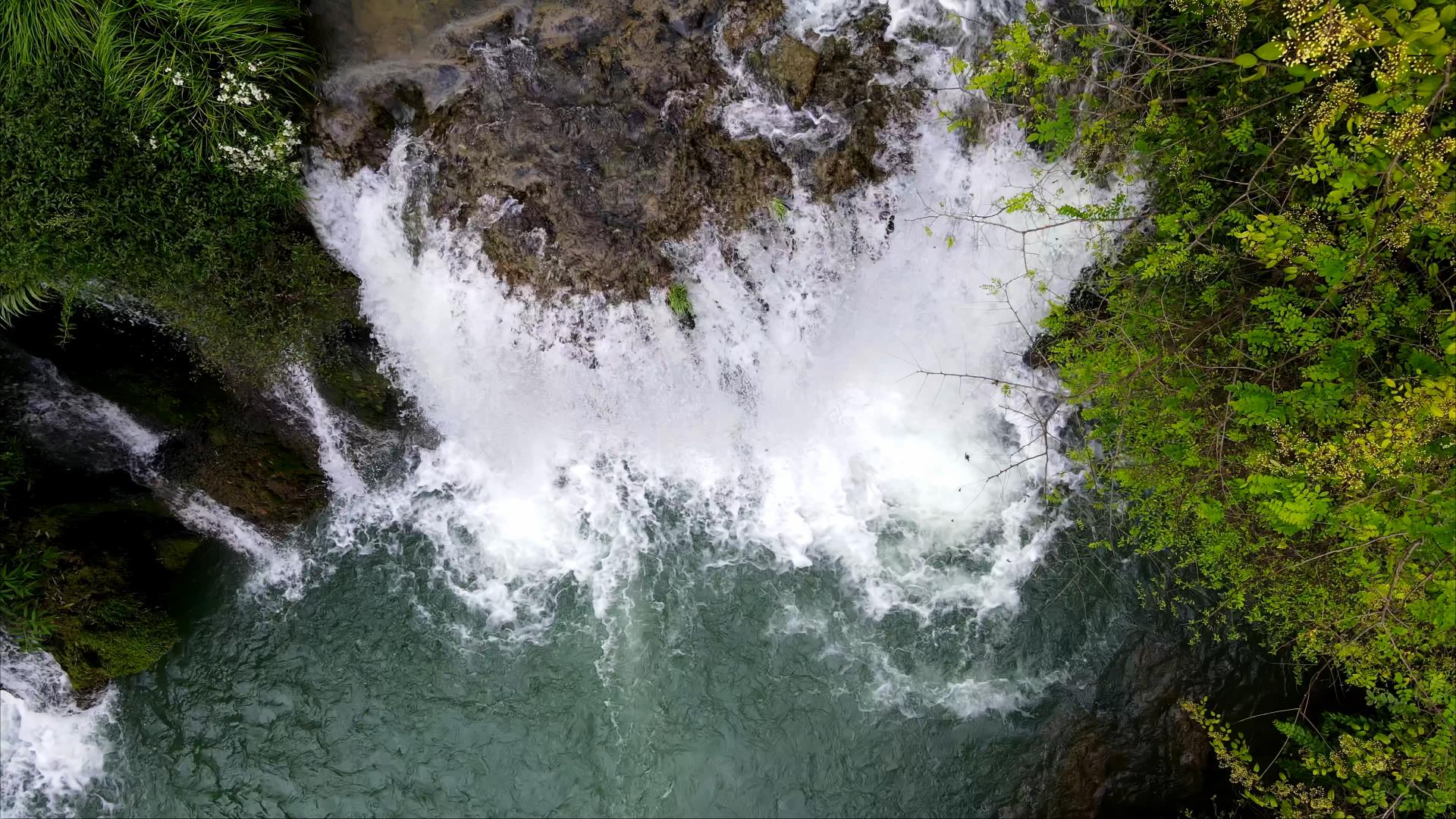 4K俯拍4A景区瀑布哗哗流水流淌升格视频的预览图