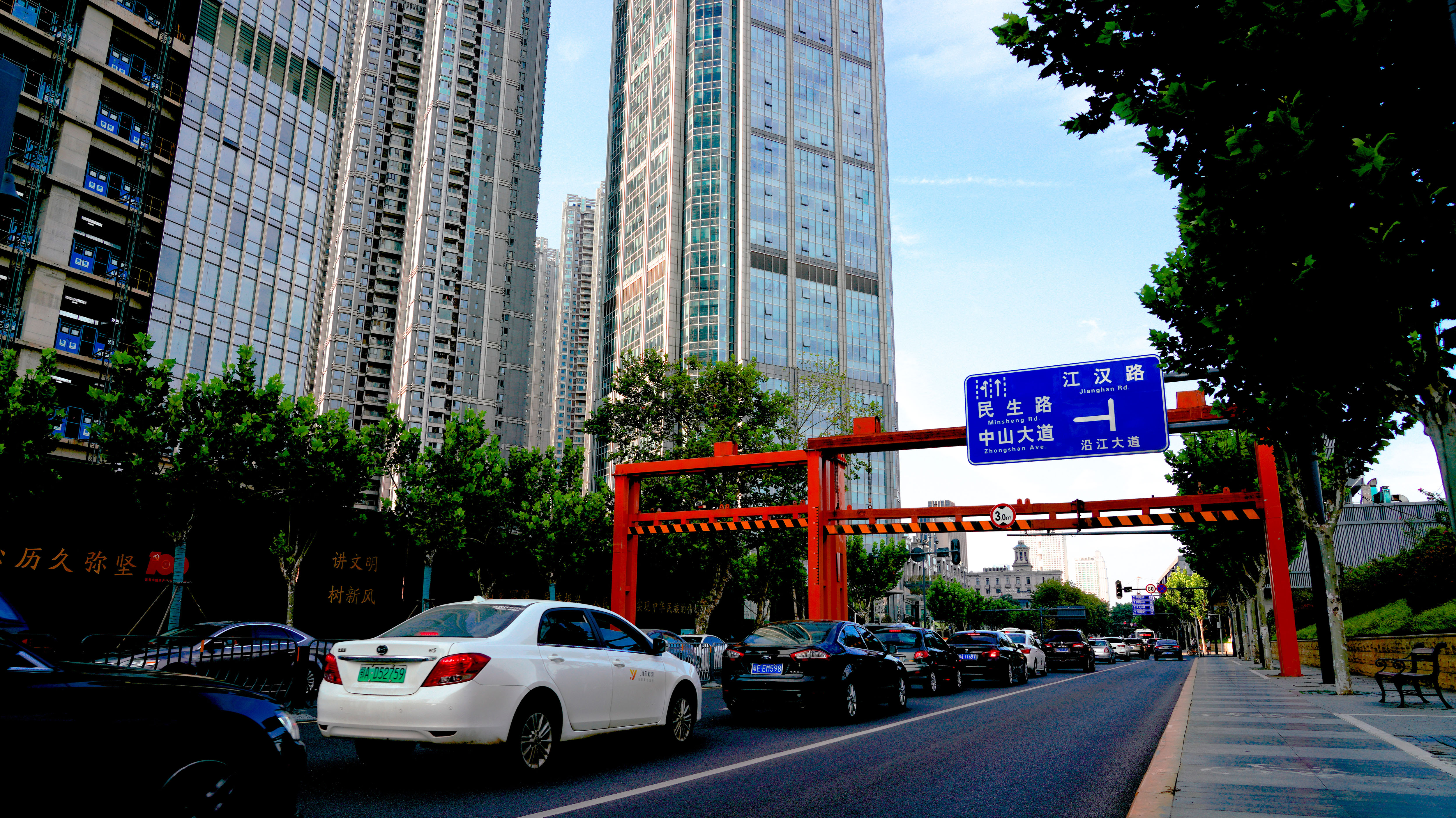 4K武汉城市交通车流出行实拍视频视频的预览图