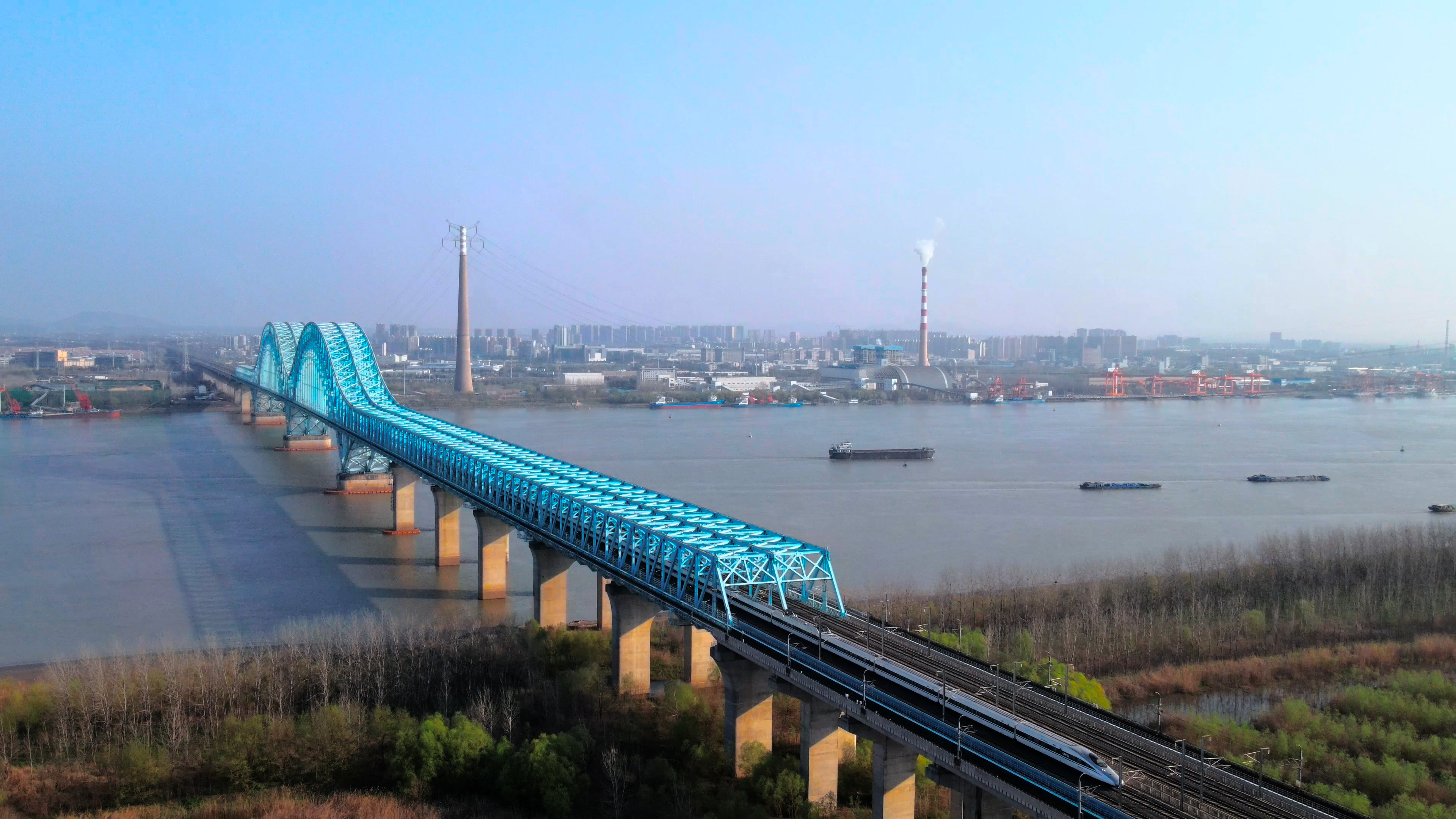 4K航拍南京地标大胜关大桥铁路高铁视频的预览图