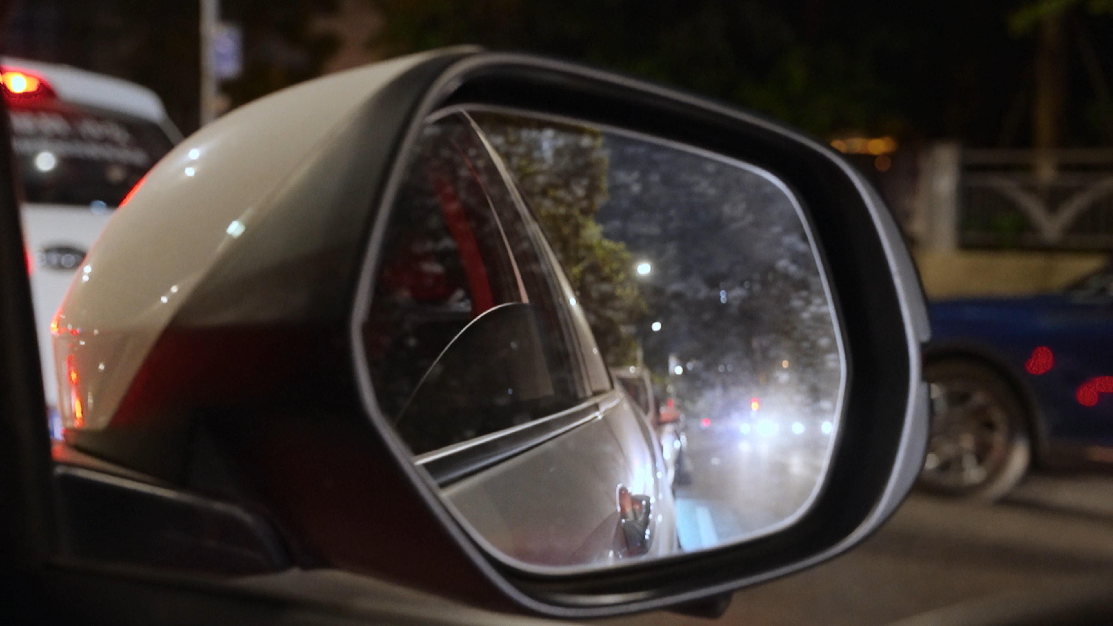 4k城市夜晚街道汽车后视镜视角实拍视频的预览图