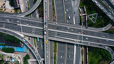 4k航拍环绕上升城市立交桥高架桥车流交通视频的预览图