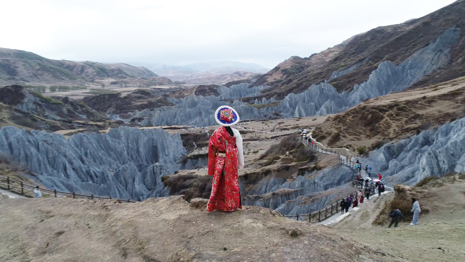 甘孜藏族墨石公园的女孩背影4K视频的预览图