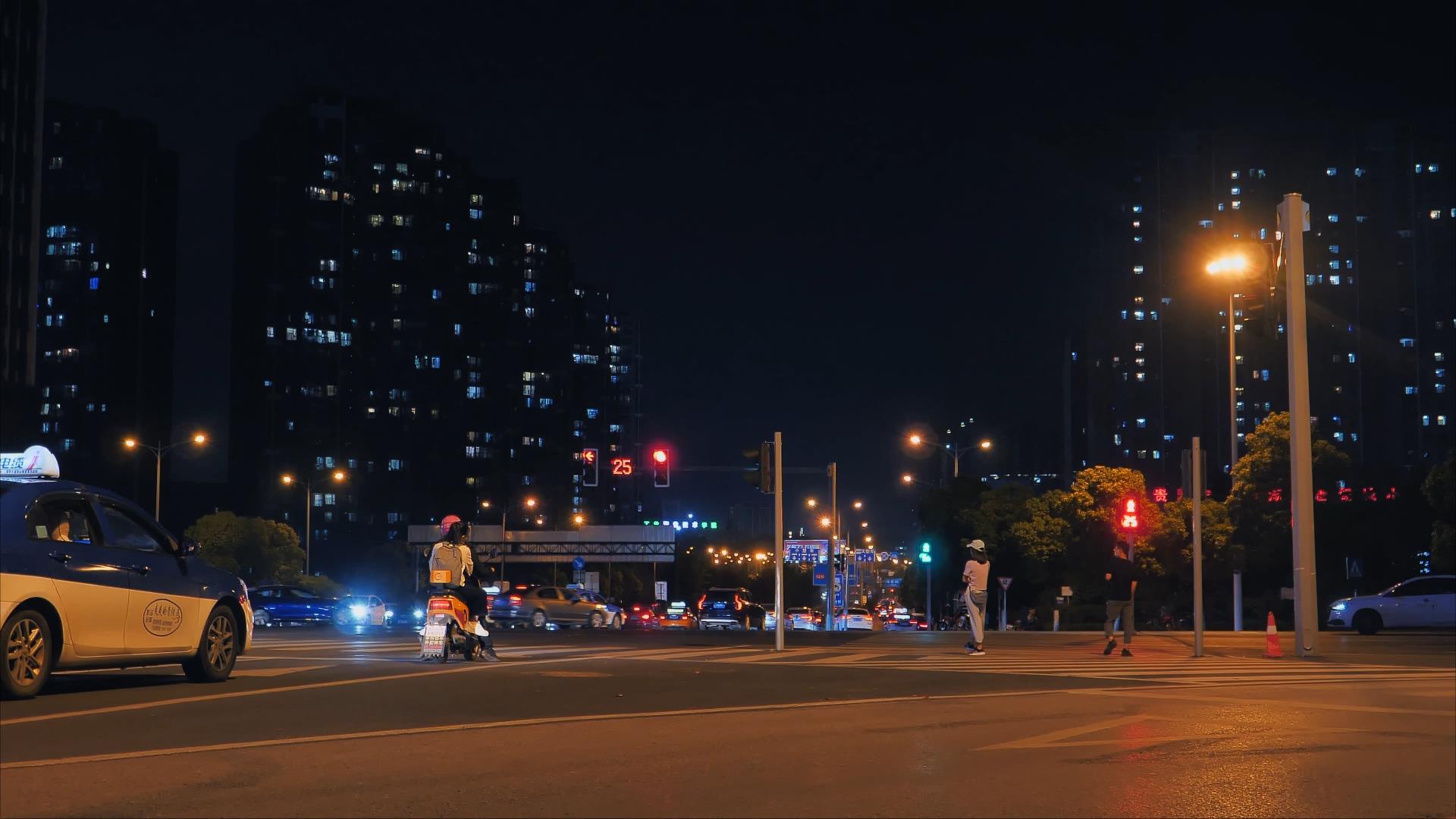 4K延时拍摄城市交通红绿灯车流夜景视频的预览图