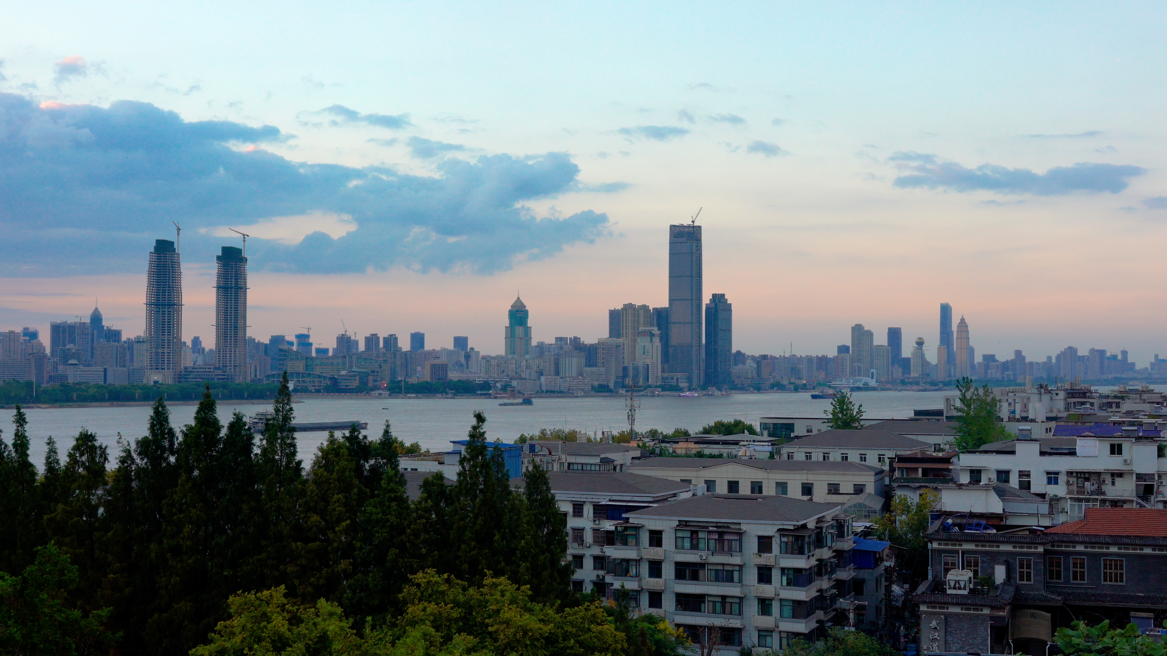4K武汉城市大气日落长江实拍视频视频的预览图
