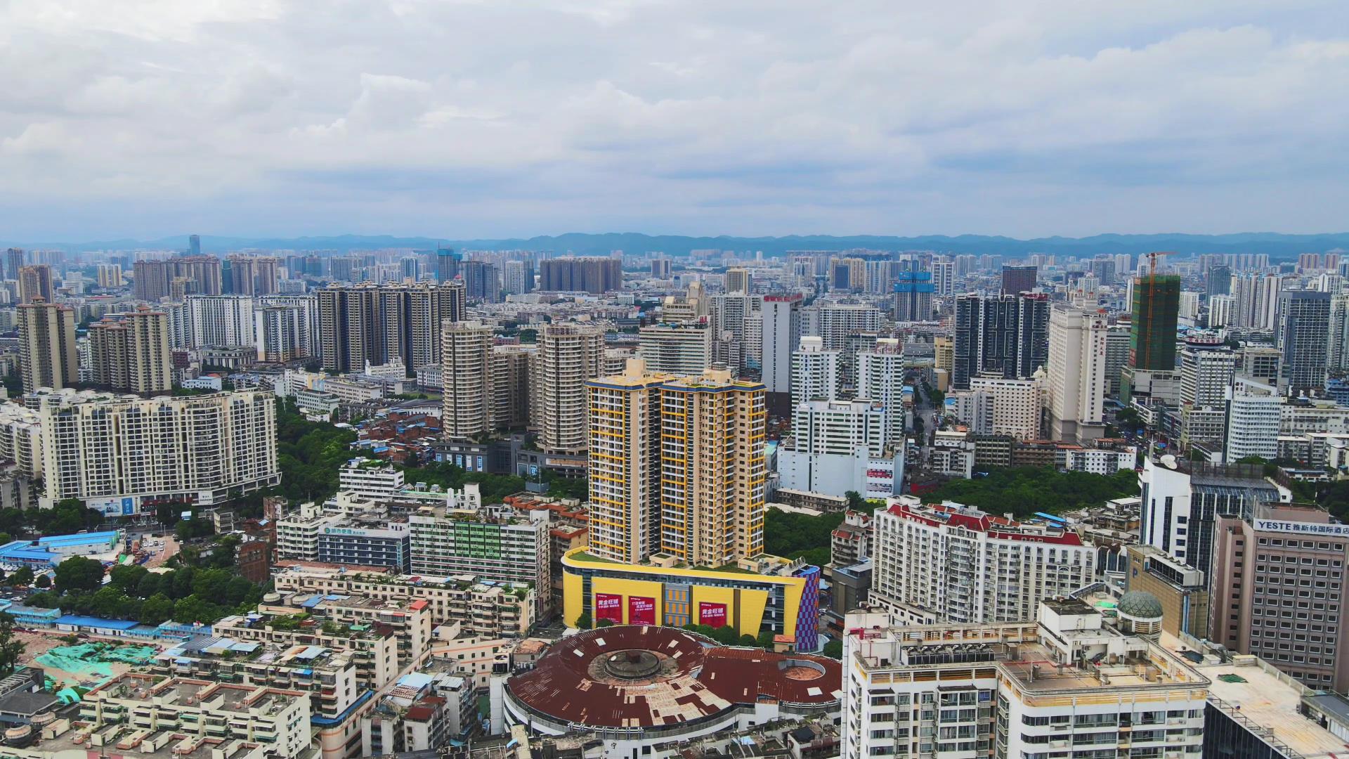 4K航拍广西南宁朝阳路商业圈高楼建筑视频的预览图