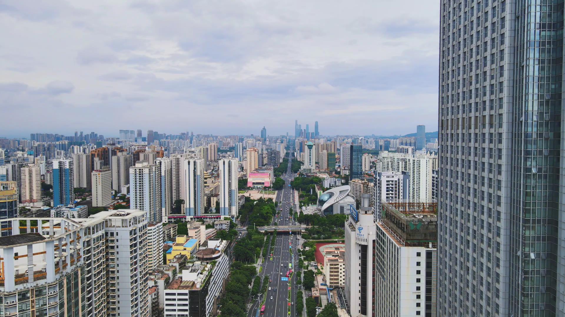 4K航拍广西南宁民族大道交通视频的预览图