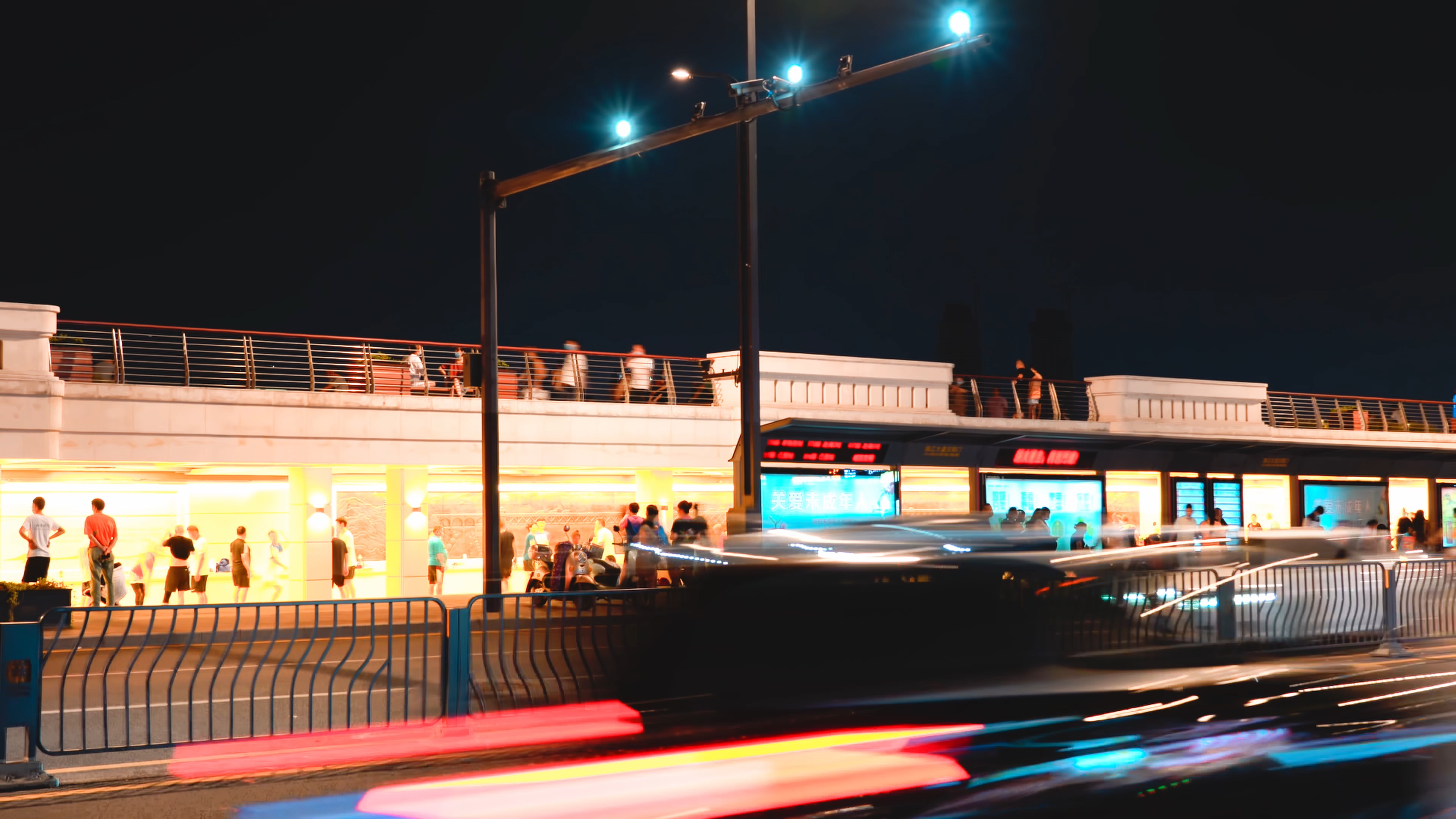 4K武汉城市车流交通夜景出行实拍视频视频的预览图