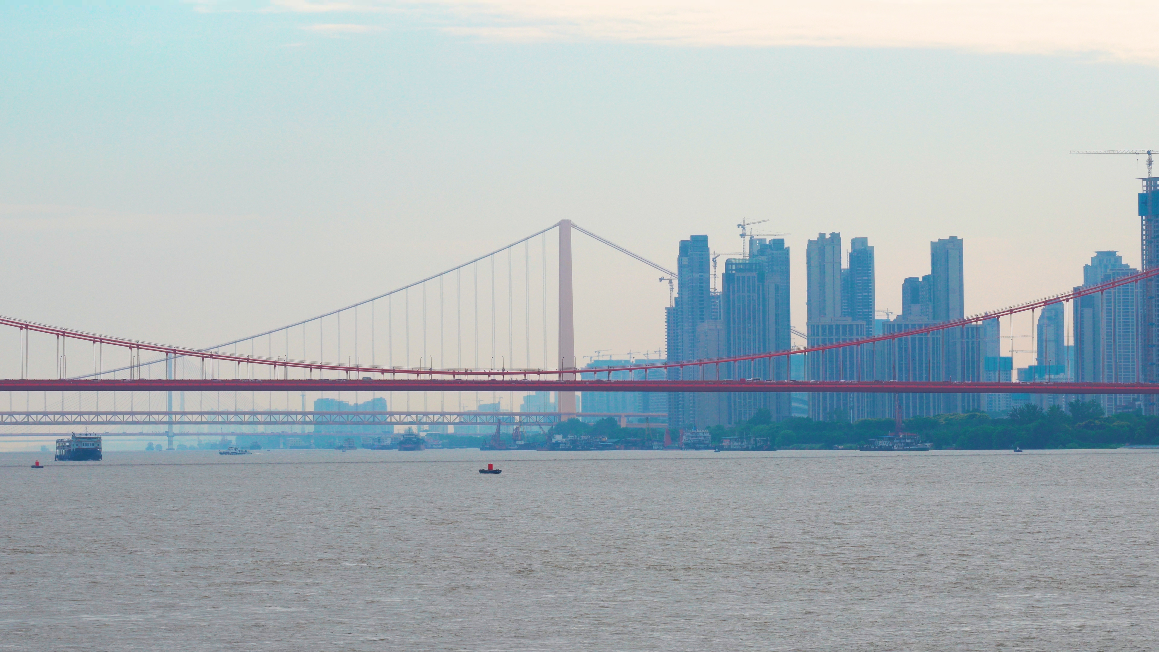 4K武汉城市建筑地标长江大桥实拍视频视频的预览图