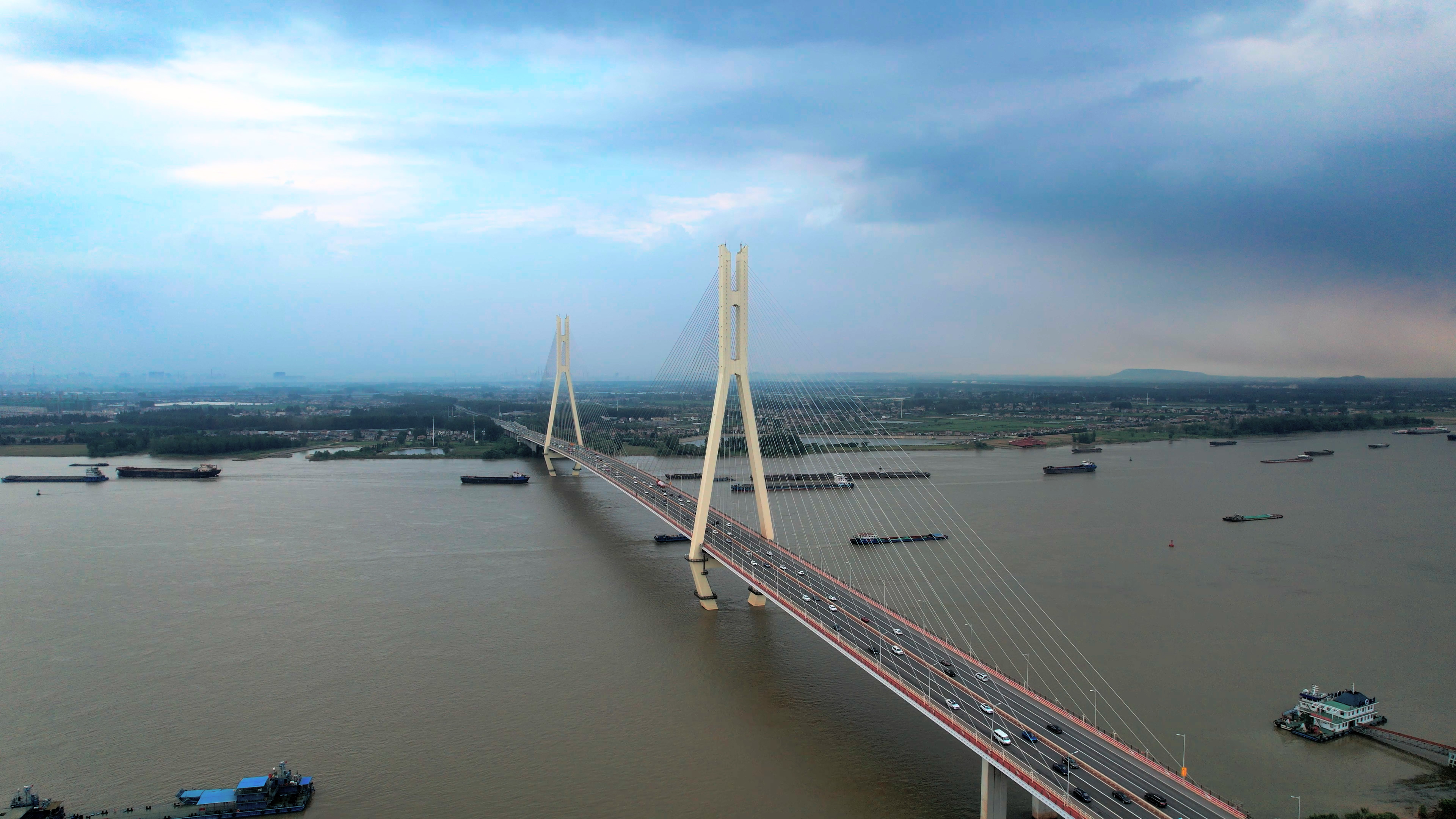 4K航拍江苏省南京市地标长江第二大桥视频的预览图