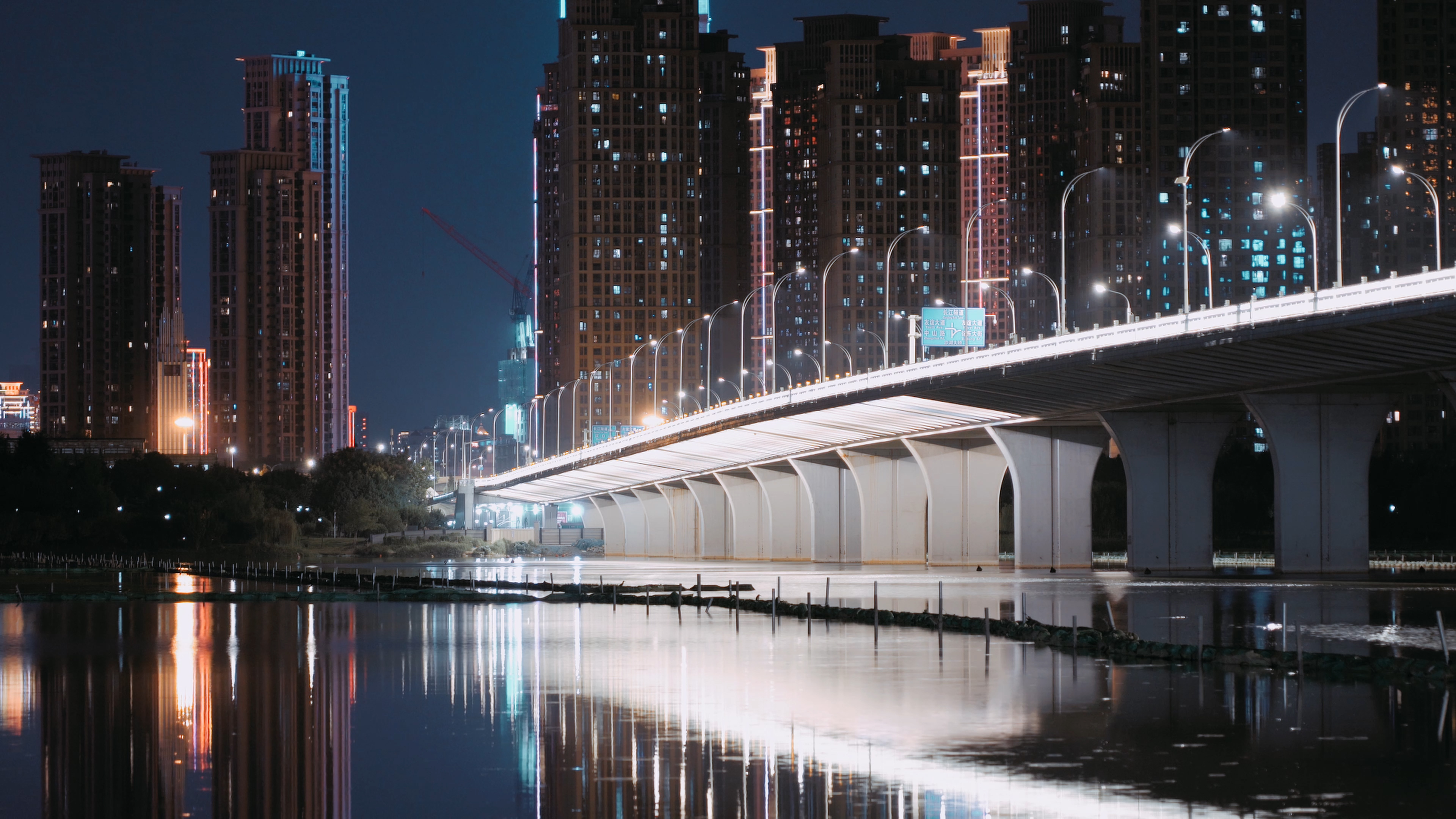 4K武汉城市夜景沙湖大桥延时实拍视频视频的预览图