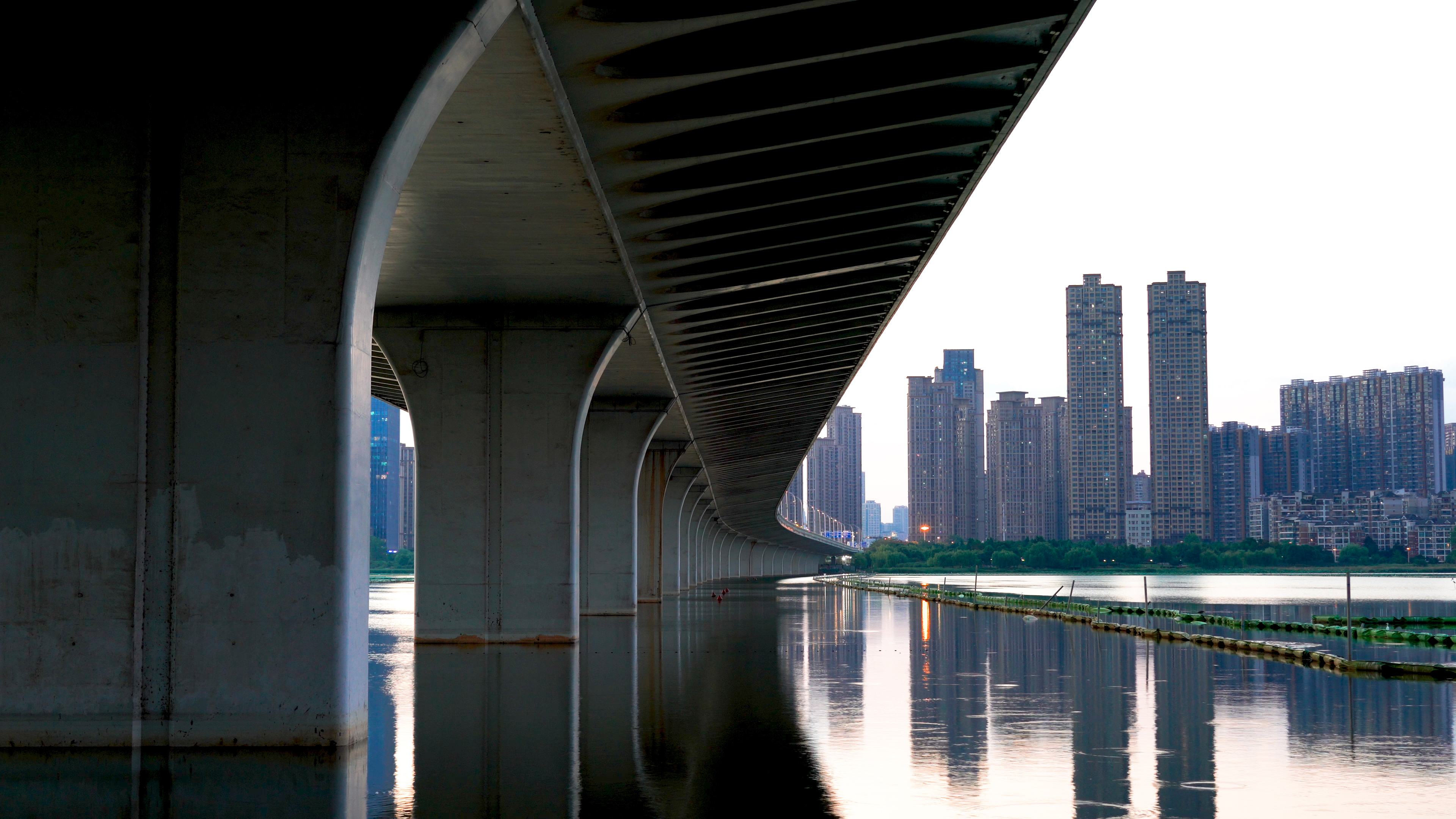 4K武汉城市地标沙湖大桥桥下延时实拍视频视频的预览图