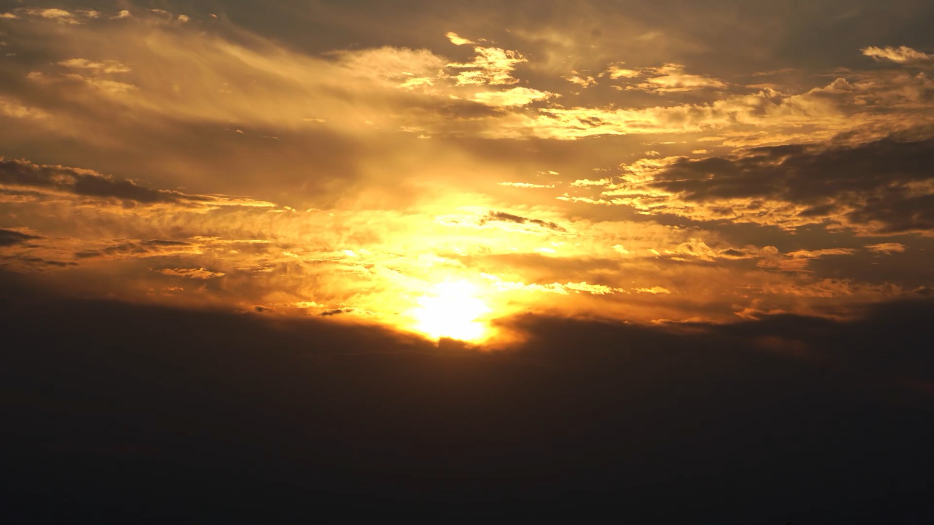 8K实拍夕阳云层翻腾飘动自然风光视频的预览图