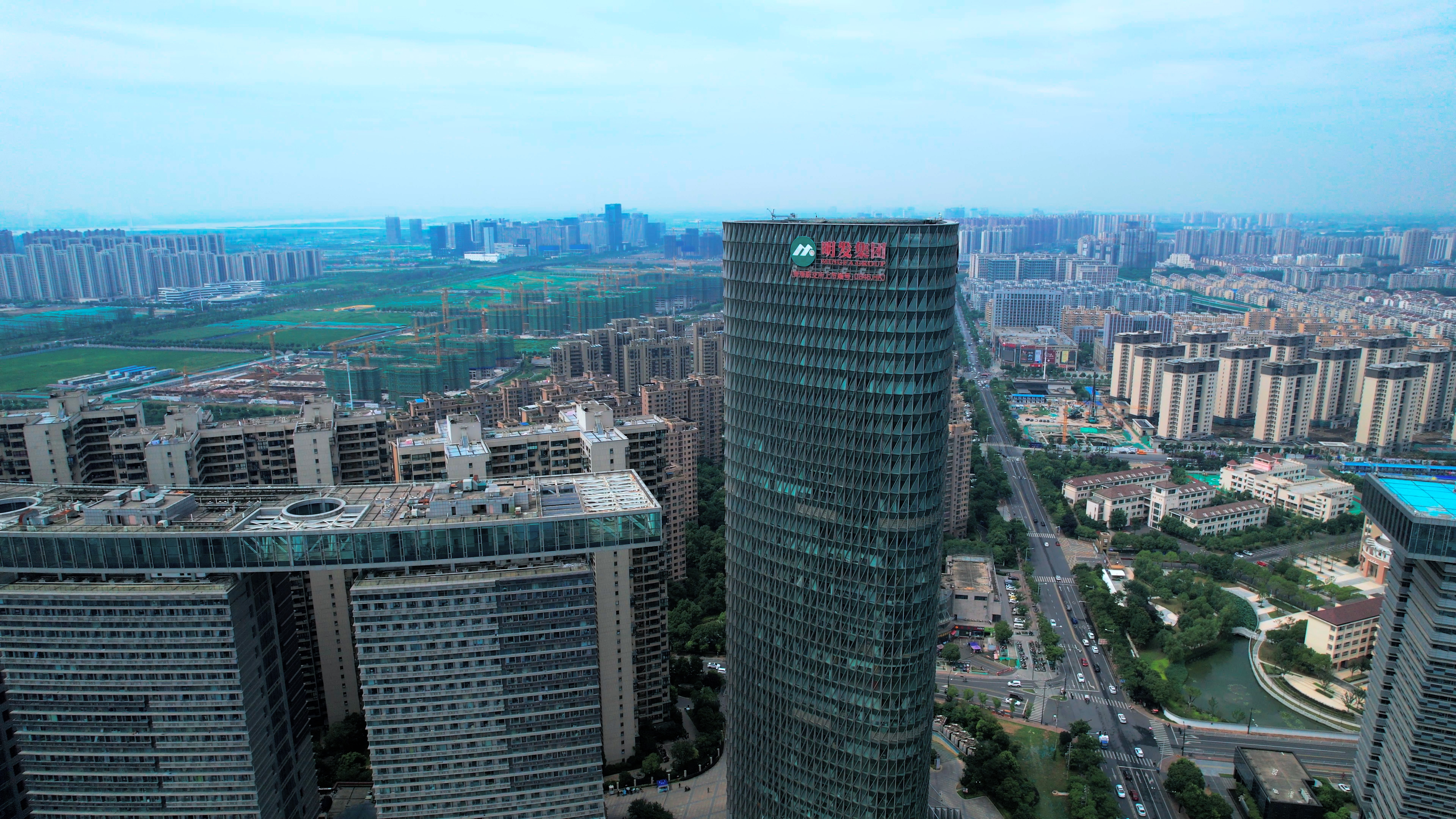 4K航拍江苏省南京市江北新区明发大厦视频的预览图