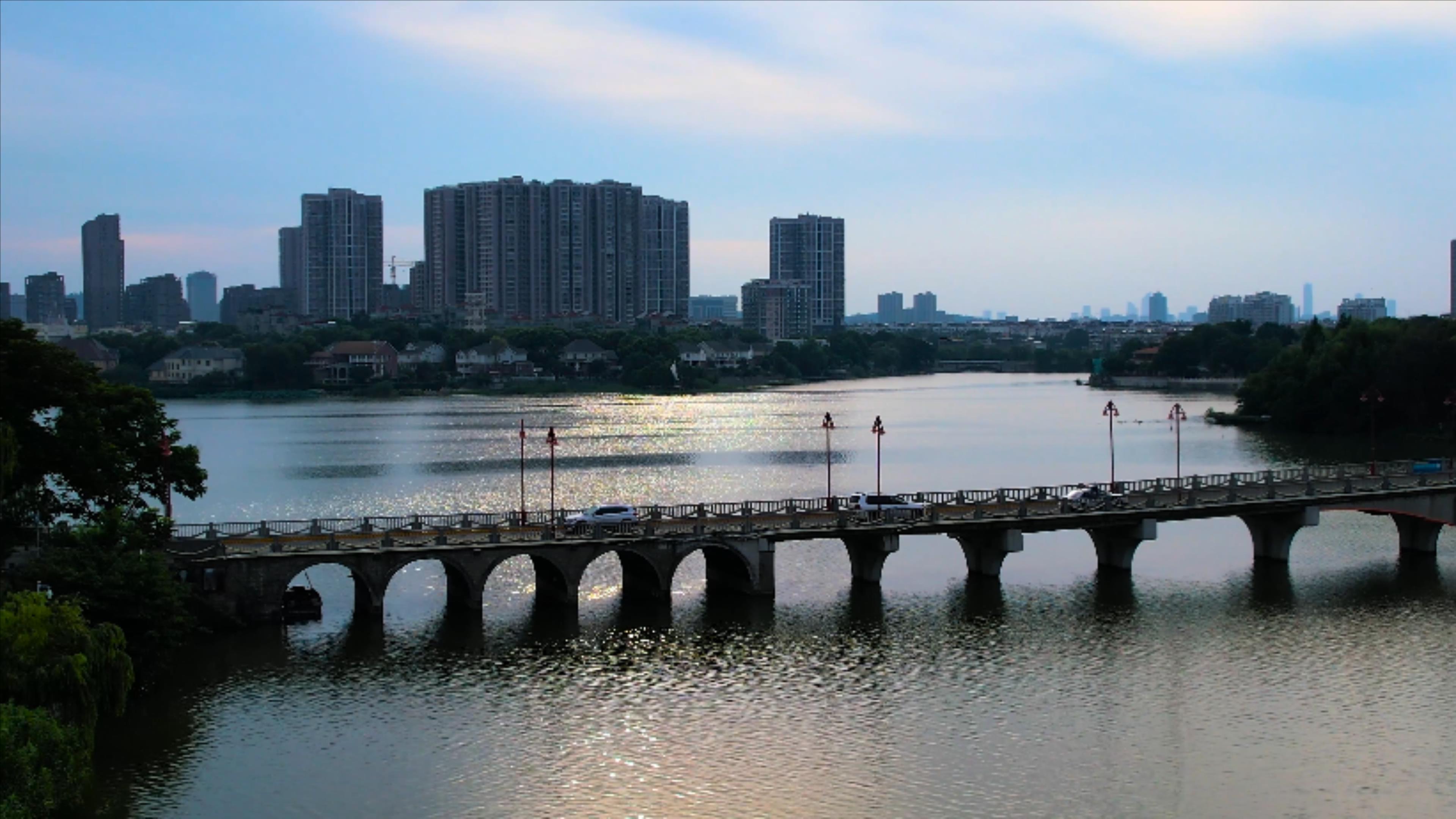 4K航拍江苏省南京市江宁地标百家湖视频的预览图