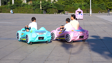 4K儿童玩具车游乐场碰碰车周末开心空镜头视频的预览图