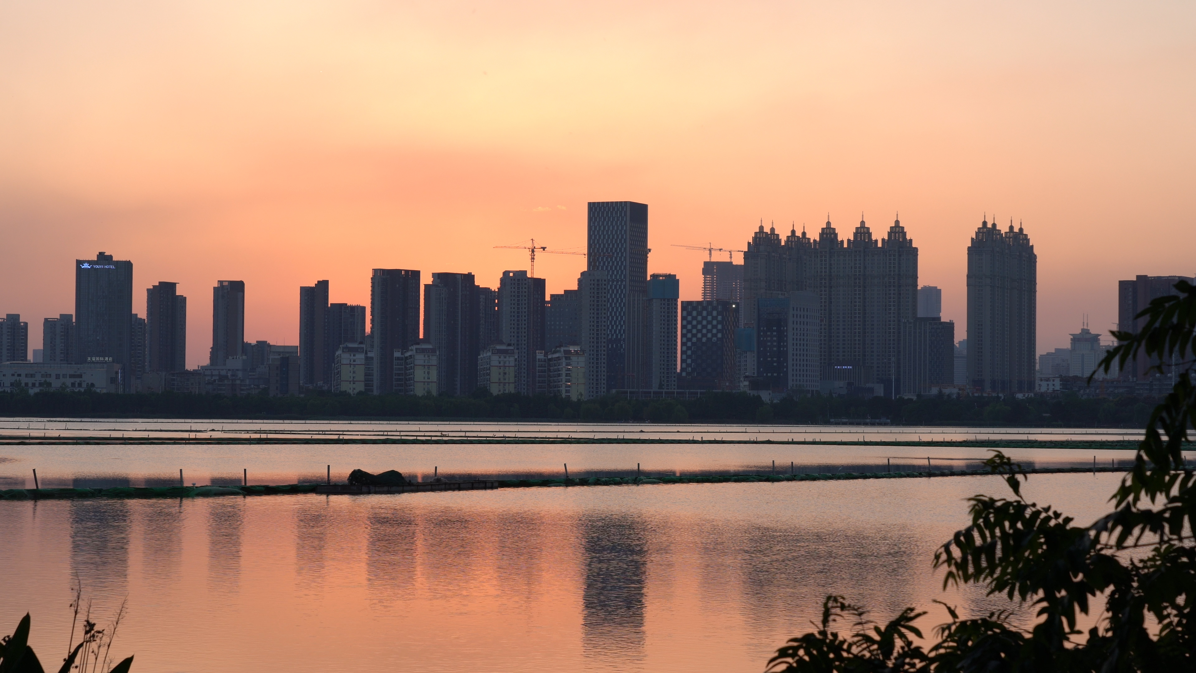 4K武汉城市建筑群沙湖黄昏延时实拍视频视频的预览图