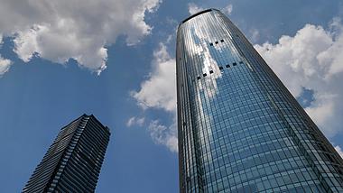 4K延时拍摄贵阳地标建筑大楼蓝天白云视频的预览图
