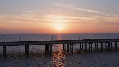 航拍海面跨海大桥夕阳风景素材视频的预览图
