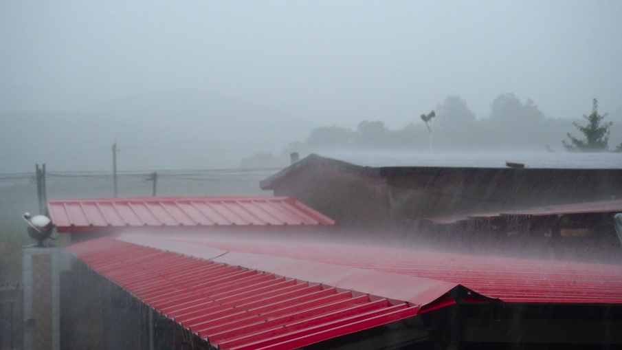 4K乡村瓢泼大雨农村下雨天空镜头视频的预览图