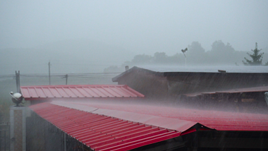 4K乡村瓢泼大雨农村下雨天空镜头视频的预览图