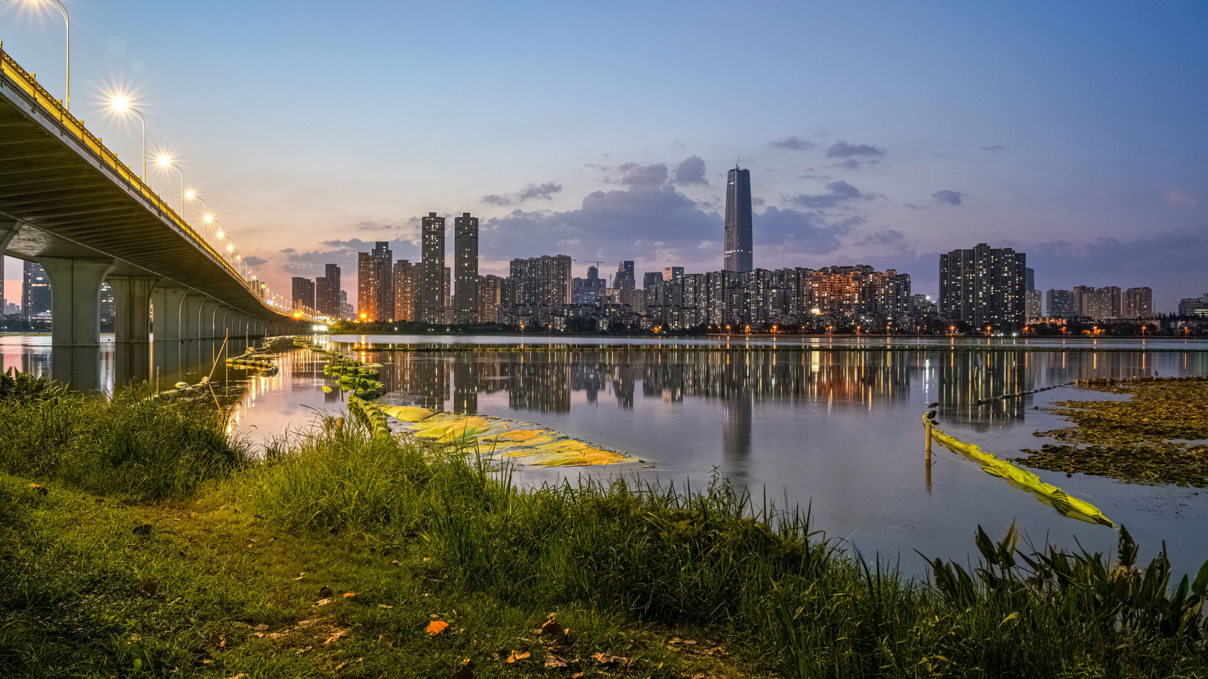 8K武汉城市地标沙湖日转夜延时实拍视频视频的预览图