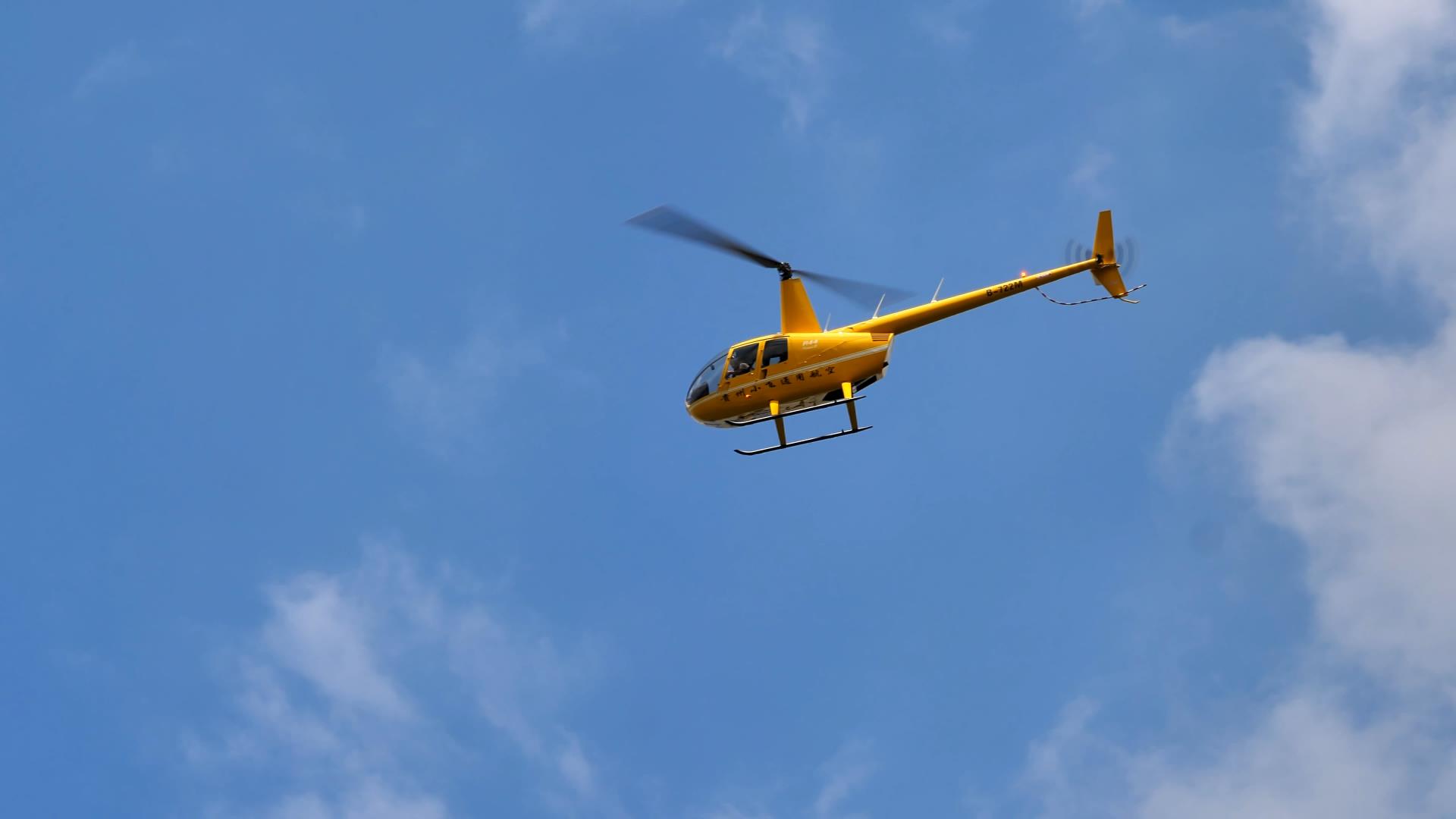 4K拍摄民用飞机直升机空中观光实拍视频的预览图