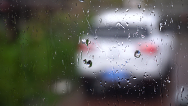 4K玻璃上雨滴唯美下雨空镜头视频的预览图