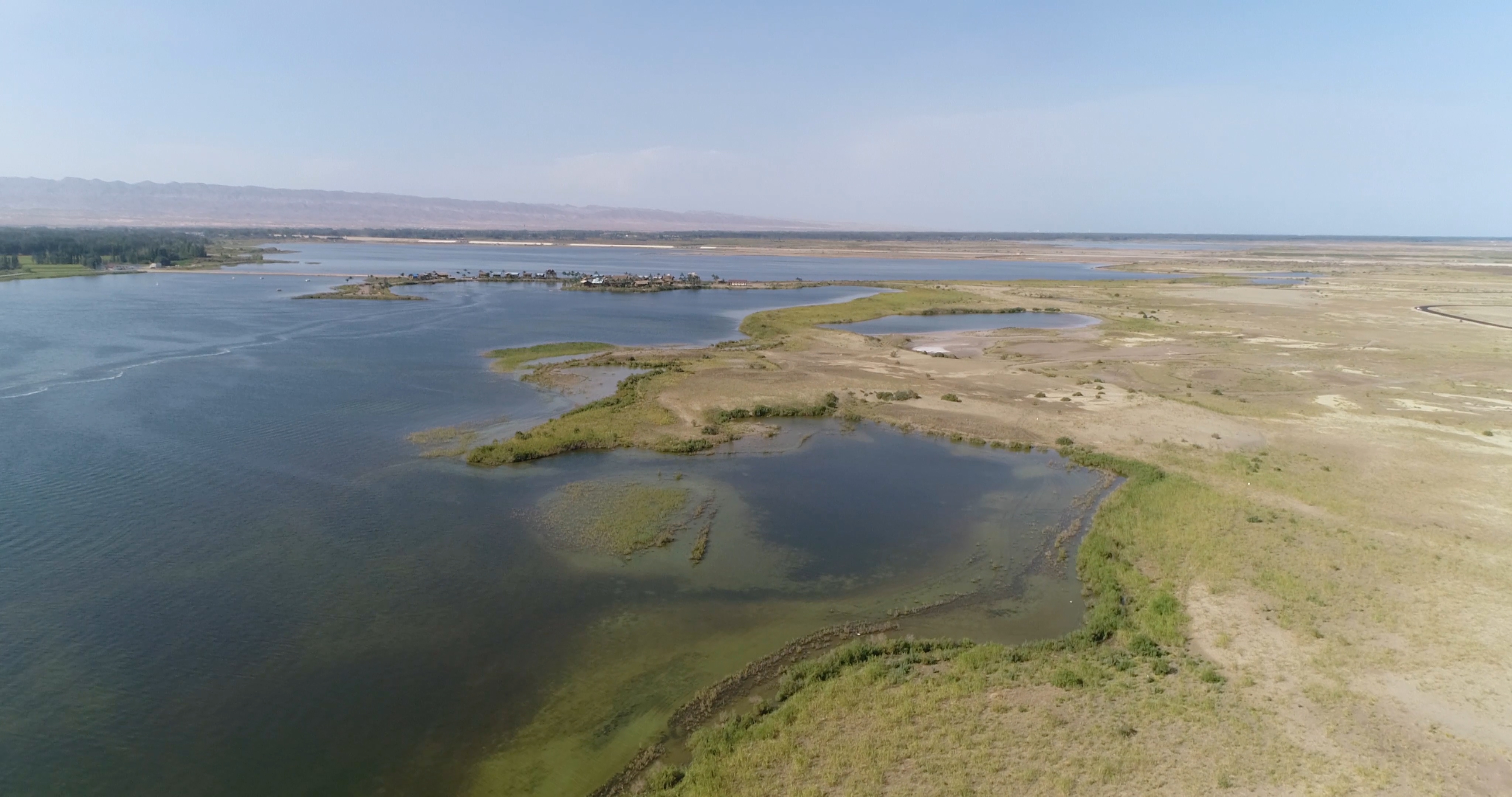 沙漠淡水湖泊4K航拍视频的预览图