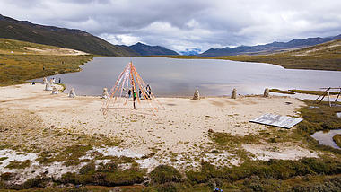4K航拍甘孜红海子高山湖泊自然风光视频的预览图
