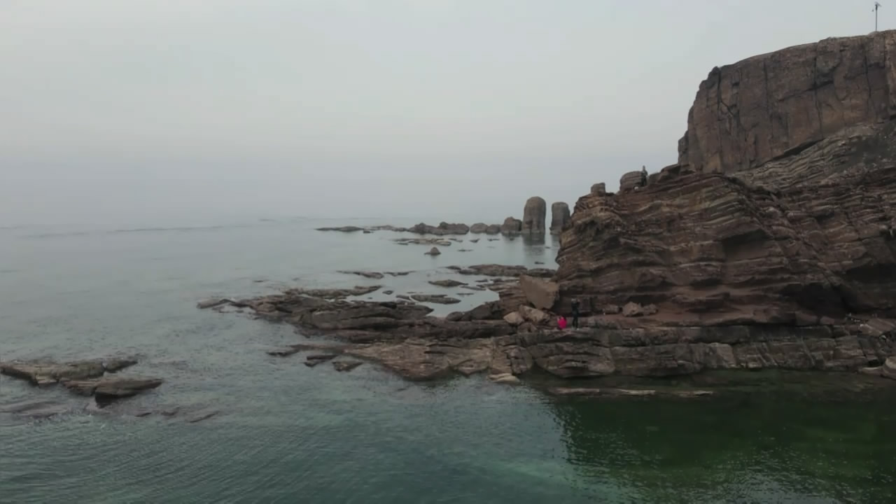 4K航拍大连江石底海滨风景海蚀地貌视频的预览图