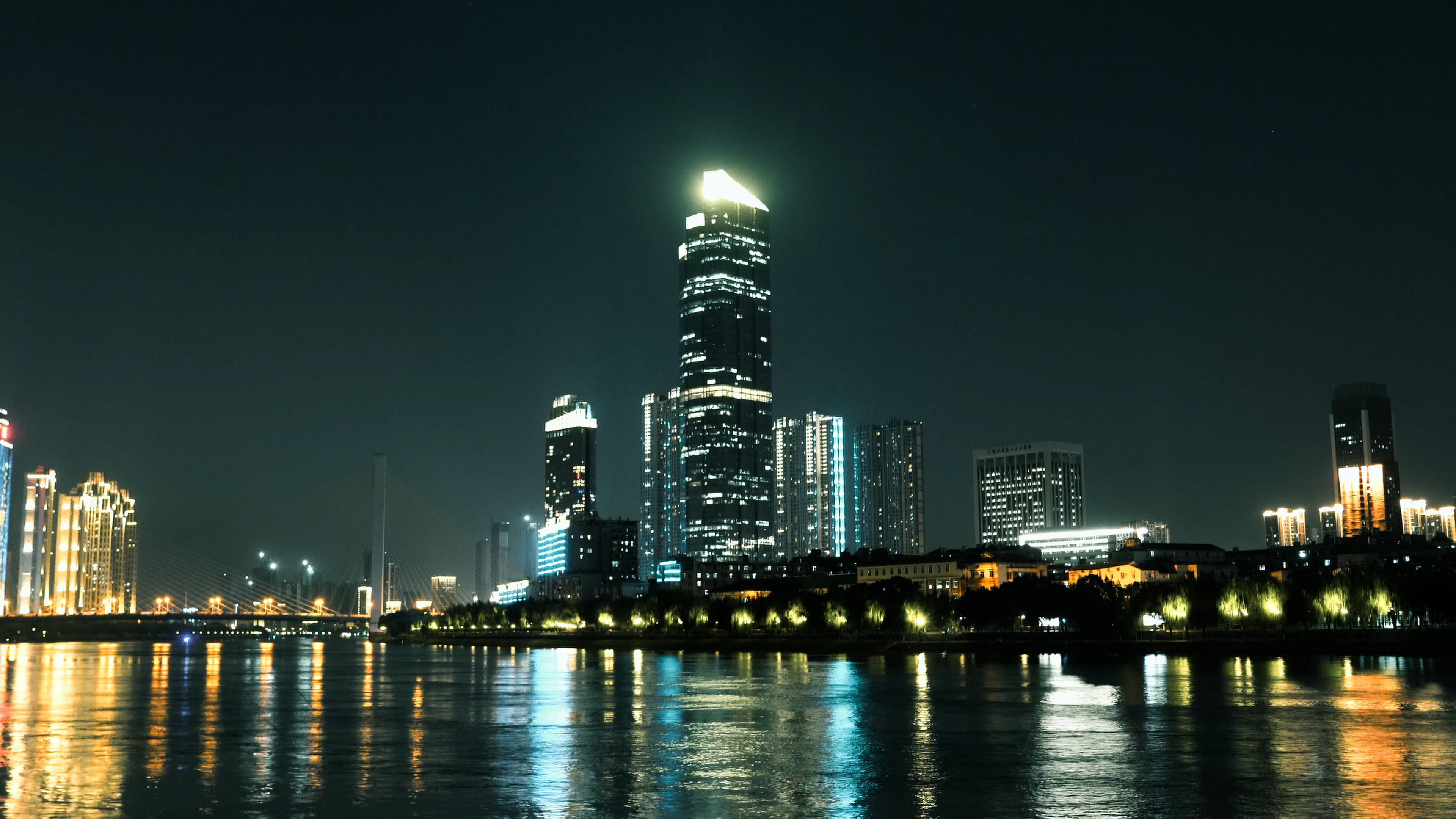 4K武汉城市建筑汉江万家灯火实拍视频视频的预览图